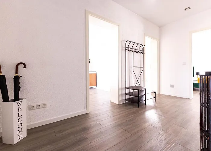 Design Apartment Zentral Fuer 6 In Andernach: Ausblick, Wifi, Kueche