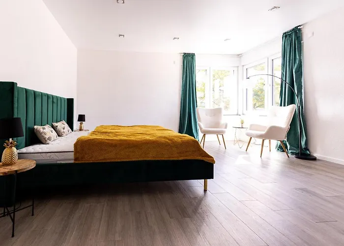 Design Apartment Zentral Fuer 6 In Andernach: Ausblick, Wifi, Kueche